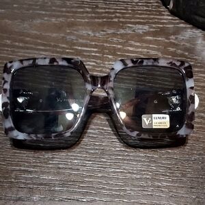 Square Sunglasses - Black and Gray